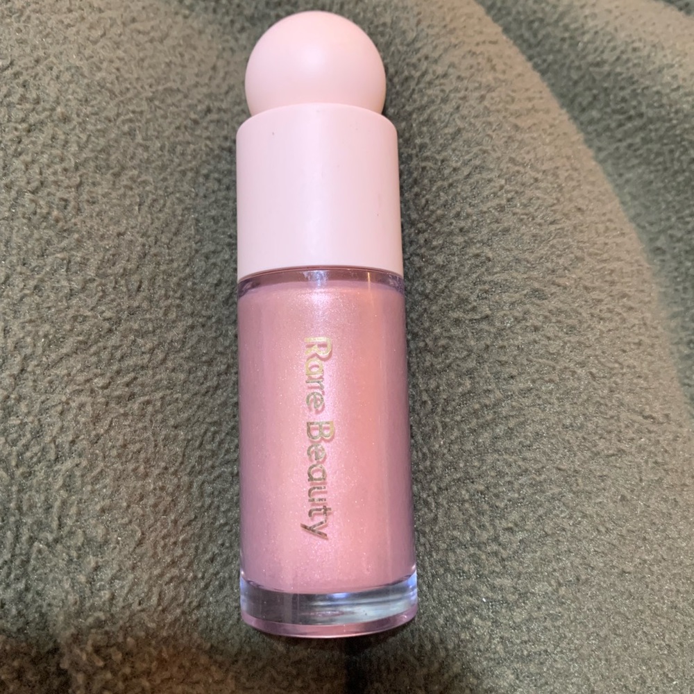 RARE BEAUTY LIQUID LUMINIZER IN ENCHANT
